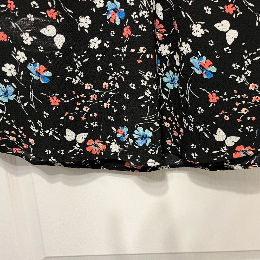 RICKIS-Floral Blouse Size Medium Black Short Sleeve Lightweight Top - Picture 4 of 5